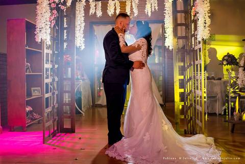 casamento, vestido de noiva, dia da noiva, dia do noivo, buffet maravale, praia grande, decoração rosa vermlho e brando, noivo de terno azul, letras iluminadas, suculentas para casamento, madrinhas de rosa, aline makeup, vé e gravata'