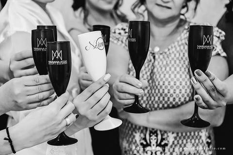 mariana assis, noivas, bella noiva, ahazzo atelies, fotografia para sempre, claudete bem casados, anel de casamento, noiva simples, noiva linda, noiva classica, buquet de flores, joy santos buquet, make suave para noiva, espaço dieters'