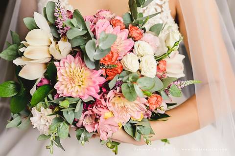 mariana assis, noivas, bella noiva, ahazzo atelies, fotografia para sempre, claudete bem casados, anel de casamento, noiva simples, noiva linda, noiva classica, buquet de flores, joy santos buquet, make suave para noiva, espaço dieters'