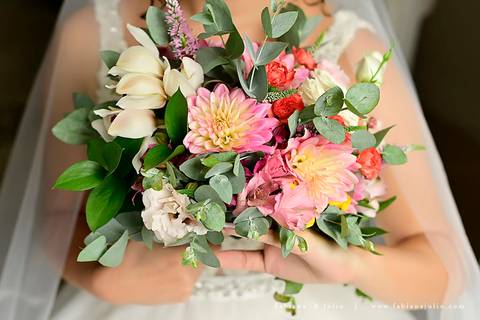 mariana assis, noivas, bella noiva, ahazzo atelies, fotografia para sempre, claudete bem casados, anel de casamento, noiva simples, noiva linda, noiva classica, buquet de flores, joy santos buquet, make suave para noiva, espaço dieters'