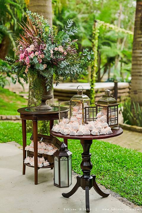 mariana assis, noivas, bella noiva, ahazzo atelies, fotografia para sempre, claudete bem casados, anel de casamento, noiva simples, noiva linda, noiva classica, buquet de flores, joy santos buquet, make suave para noiva, espaço dieters'