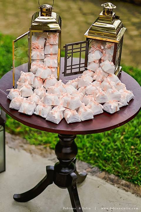 mariana assis, noivas, bella noiva, ahazzo atelies, fotografia para sempre, claudete bem casados, anel de casamento, noiva simples, noiva linda, noiva classica, buquet de flores, joy santos buquet, make suave para noiva, espaço dieters'