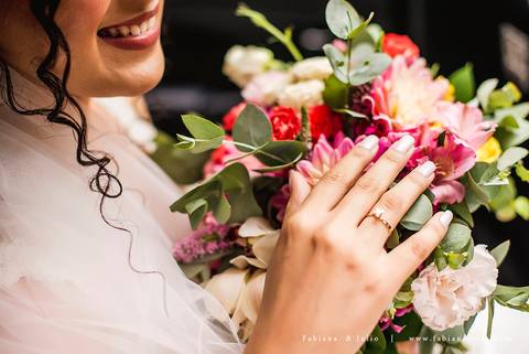 mariana assis, noivas, bella noiva, ahazzo atelies, fotografia para sempre, claudete bem casados, anel de casamento, noiva simples, noiva linda, noiva classica, buquet de flores, joy santos buquet, make suave para noiva, espaço dieters'