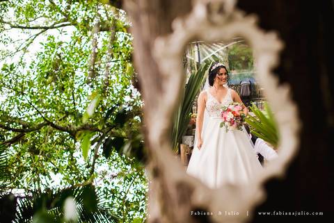 mariana assis, noivas, bella noiva, ahazzo atelies, fotografia para sempre, claudete bem casados, anel de casamento, noiva simples, noiva linda, noiva classica, buquet de flores, joy santos buquet, make suave para noiva, espaço dieters'