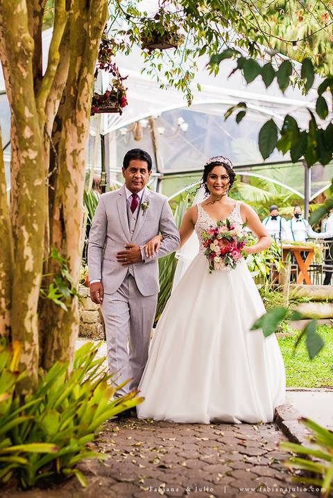 mariana assis, noivas, bella noiva, ahazzo atelies, fotografia para sempre, claudete bem casados, anel de casamento, noiva simples, noiva linda, noiva classica, buquet de flores, joy santos buquet, make suave para noiva, espaço dieters'