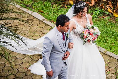 mariana assis, noivas, bella noiva, ahazzo atelies, fotografia para sempre, claudete bem casados, anel de casamento, noiva simples, noiva linda, noiva classica, buquet de flores, joy santos buquet, make suave para noiva, espaço dieters'