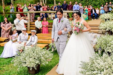 mariana assis, noivas, bella noiva, ahazzo atelies, fotografia para sempre, claudete bem casados, anel de casamento, noiva simples, noiva linda, noiva classica, buquet de flores, joy santos buquet, make suave para noiva, espaço dieters'