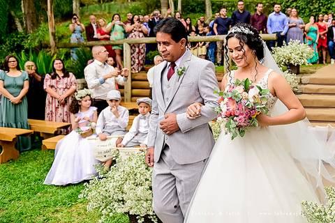 mariana assis, noivas, bella noiva, ahazzo atelies, fotografia para sempre, claudete bem casados, anel de casamento, noiva simples, noiva linda, noiva classica, buquet de flores, joy santos buquet, make suave para noiva, espaço dieters'