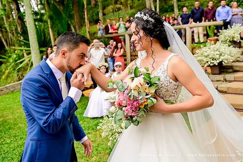 mariana assis, noivas, bella noiva, ahazzo atelies, fotografia para sempre, claudete bem casados, anel de casamento, noiva simples, noiva linda, noiva classica, buquet de flores, joy santos buquet, make suave para noiva, espaço dieters'