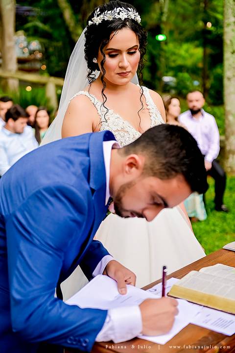 mariana assis, noivas, bella noiva, ahazzo atelies, fotografia para sempre, claudete bem casados, anel de casamento, noiva simples, noiva linda, noiva classica, buquet de flores, joy santos buquet, make suave para noiva, espaço dieters'
