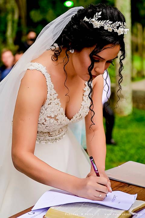 mariana assis, noivas, bella noiva, ahazzo atelies, fotografia para sempre, claudete bem casados, anel de casamento, noiva simples, noiva linda, noiva classica, buquet de flores, joy santos buquet, make suave para noiva, espaço dieters'