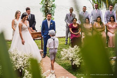 mariana assis, noivas, bella noiva, ahazzo atelies, fotografia para sempre, claudete bem casados, anel de casamento, noiva simples, noiva linda, noiva classica, buquet de flores, joy santos buquet, make suave para noiva, espaço dieters'