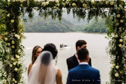 mariana assis, noivas, bella noiva, ahazzo atelies, fotografia para sempre, claudete bem casados, anel de casamento, noiva simples, noiva linda, noiva classica, buquet de flores, joy santos buquet, make suave para noiva, espaço dieters'