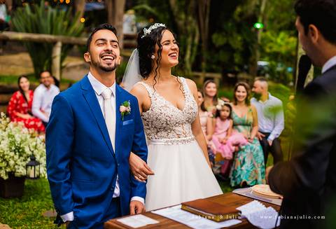 mariana assis, noivas, bella noiva, ahazzo atelies, fotografia para sempre, claudete bem casados, anel de casamento, noiva simples, noiva linda, noiva classica, buquet de flores, joy santos buquet, make suave para noiva, espaço dieters'