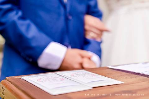 mariana assis, noivas, bella noiva, ahazzo atelies, fotografia para sempre, claudete bem casados, anel de casamento, noiva simples, noiva linda, noiva classica, buquet de flores, joy santos buquet, make suave para noiva, espaço dieters'