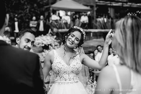 mariana assis, noivas, bella noiva, ahazzo atelies, fotografia para sempre, claudete bem casados, anel de casamento, noiva simples, noiva linda, noiva classica, buquet de flores, joy santos buquet, make suave para noiva, espaço dieters'