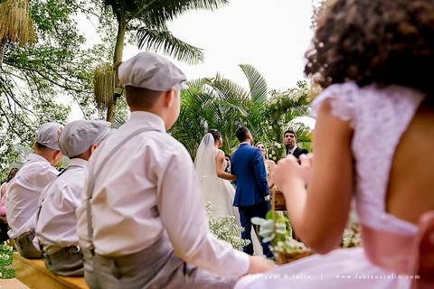 mariana assis, noivas, bella noiva, ahazzo atelies, fotografia para sempre, claudete bem casados, anel de casamento, noiva simples, noiva linda, noiva classica, buquet de flores, joy santos buquet, make suave para noiva, espaço dieters'