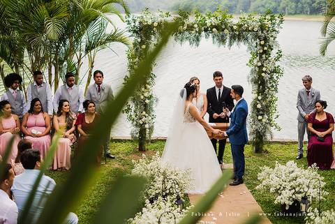 mariana assis, noivas, bella noiva, ahazzo atelies, fotografia para sempre, claudete bem casados, anel de casamento, noiva simples, noiva linda, noiva classica, buquet de flores, joy santos buquet, make suave para noiva, espaço dieters'
