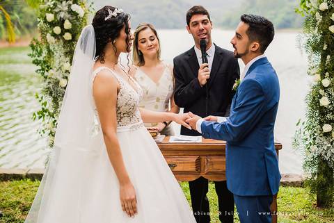 mariana assis, noivas, bella noiva, ahazzo atelies, fotografia para sempre, claudete bem casados, anel de casamento, noiva simples, noiva linda, noiva classica, buquet de flores, joy santos buquet, make suave para noiva, espaço dieters'
