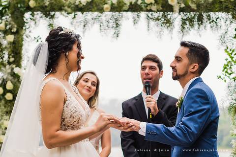mariana assis, noivas, bella noiva, ahazzo atelies, fotografia para sempre, claudete bem casados, anel de casamento, noiva simples, noiva linda, noiva classica, buquet de flores, joy santos buquet, make suave para noiva, espaço dieters'