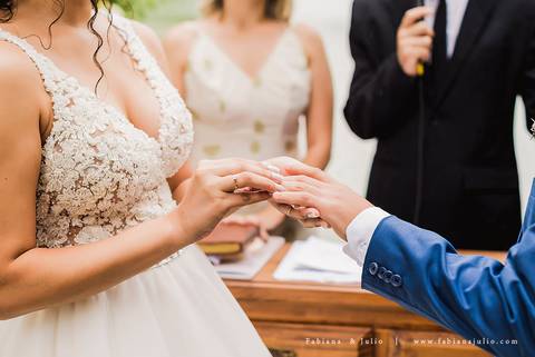 mariana assis, noivas, bella noiva, ahazzo atelies, fotografia para sempre, claudete bem casados, anel de casamento, noiva simples, noiva linda, noiva classica, buquet de flores, joy santos buquet, make suave para noiva, espaço dieters'