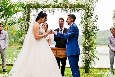 mariana assis, noivas, bella noiva, ahazzo atelies, fotografia para sempre, claudete bem casados, anel de casamento, noiva simples, noiva linda, noiva classica, buquet de flores, joy santos buquet, make suave para noiva, espaço dieters'