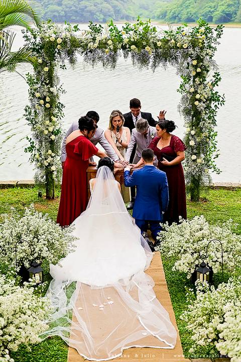 mariana assis, noivas, bella noiva, ahazzo atelies, fotografia para sempre, claudete bem casados, anel de casamento, noiva simples, noiva linda, noiva classica, buquet de flores, joy santos buquet, make suave para noiva, espaço dieters'