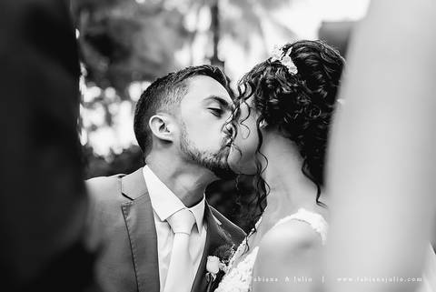 mariana assis, noivas, bella noiva, ahazzo atelies, fotografia para sempre, claudete bem casados, anel de casamento, noiva simples, noiva linda, noiva classica, buquet de flores, joy santos buquet, make suave para noiva, espaço dieters'