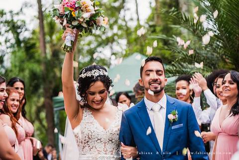mariana assis, noivas, bella noiva, ahazzo atelies, fotografia para sempre, claudete bem casados, anel de casamento, noiva simples, noiva linda, noiva classica, buquet de flores, joy santos buquet, make suave para noiva, espaço dieters'