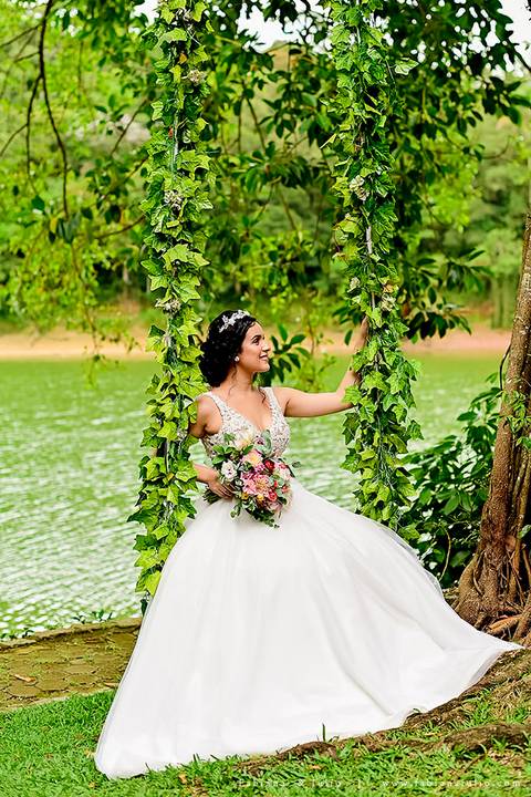 mariana assis, noivas, bella noiva, ahazzo atelies, fotografia para sempre, claudete bem casados, anel de casamento, noiva simples, noiva linda, noiva classica, buquet de flores, joy santos buquet, make suave para noiva, espaço dieters'