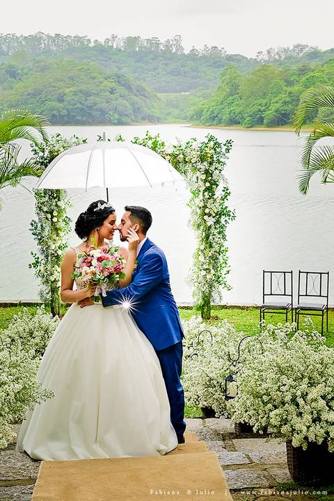 mariana assis, noivas, bella noiva, ahazzo atelies, fotografia para sempre, claudete bem casados, anel de casamento, noiva simples, noiva linda, noiva classica, buquet de flores, joy santos buquet, make suave para noiva, espaço dieters'