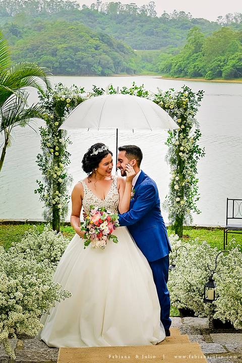 mariana assis, noivas, bella noiva, ahazzo atelies, fotografia para sempre, claudete bem casados, anel de casamento, noiva simples, noiva linda, noiva classica, buquet de flores, joy santos buquet, make suave para noiva, espaço dieters'