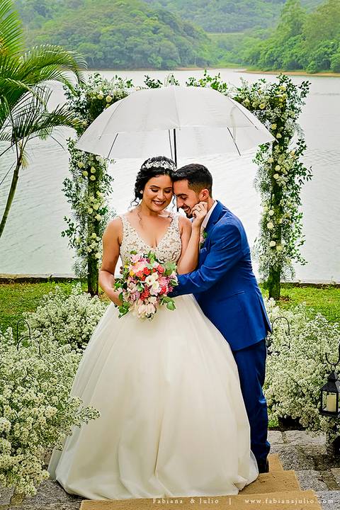 mariana assis, noivas, bella noiva, ahazzo atelies, fotografia para sempre, claudete bem casados, anel de casamento, noiva simples, noiva linda, noiva classica, buquet de flores, joy santos buquet, make suave para noiva, espaço dieters'