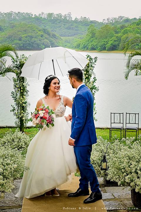 mariana assis, noivas, bella noiva, ahazzo atelies, fotografia para sempre, claudete bem casados, anel de casamento, noiva simples, noiva linda, noiva classica, buquet de flores, joy santos buquet, make suave para noiva, espaço dieters'