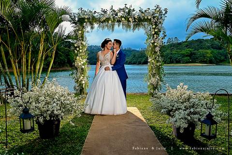 mariana assis, noivas, bella noiva, ahazzo atelies, fotografia para sempre, claudete bem casados, anel de casamento, noiva simples, noiva linda, noiva classica, buquet de flores, joy santos buquet, make suave para noiva, espaço dieters'