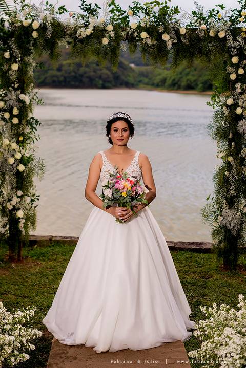 mariana assis, noivas, bella noiva, ahazzo atelies, fotografia para sempre, claudete bem casados, anel de casamento, noiva simples, noiva linda, noiva classica, buquet de flores, joy santos buquet, make suave para noiva, espaço dieters'