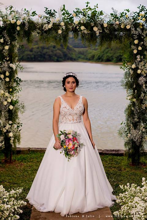 mariana assis, noivas, bella noiva, ahazzo atelies, fotografia para sempre, claudete bem casados, anel de casamento, noiva simples, noiva linda, noiva classica, buquet de flores, joy santos buquet, make suave para noiva, espaço dietersmariana assis, noiva'