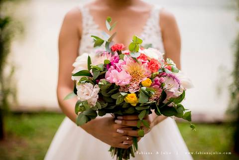 mariana assis, noivas, bella noiva, ahazzo atelies, fotografia para sempre, claudete bem casados, anel de casamento, noiva simples, noiva linda, noiva classica, buquet de flores, joy santos buquet, make suave para noiva, espaço dieters'