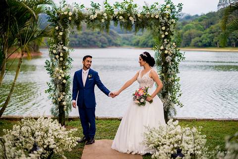 mariana assis, noivas, bella noiva, ahazzo atelies, fotografia para sempre, claudete bem casados, anel de casamento, noiva simples, noiva linda, noiva classica, buquet de flores, joy santos buquet, make suave para noiva, espaço dieters'