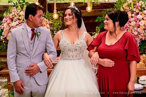 mariana assis, noivas, bella noiva, ahazzo atelies, fotografia para sempre, claudete bem casados, anel de casamento, noiva simples, noiva linda, noiva classica, buquet de flores, joy santos buquet, make suave para noiva, espaço dieters'