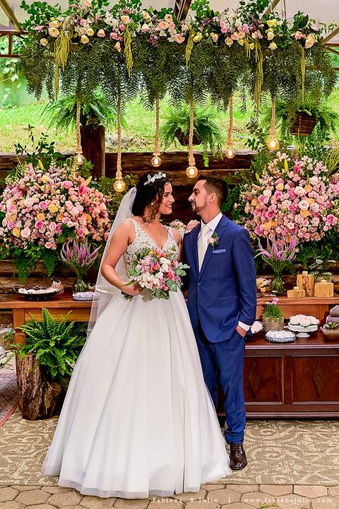 mariana assis, noivas, bella noiva, ahazzo atelies, fotografia para sempre, claudete bem casados, anel de casamento, noiva simples, noiva linda, noiva classica, buquet de flores, joy santos buquet, make suave para noiva, espaço dieters'