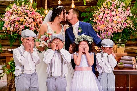 mariana assis, noivas, bella noiva, ahazzo atelies, fotografia para sempre, claudete bem casados, anel de casamento, noiva simples, noiva linda, noiva classica, buquet de flores, joy santos buquet, make suave para noiva, espaço dieters'