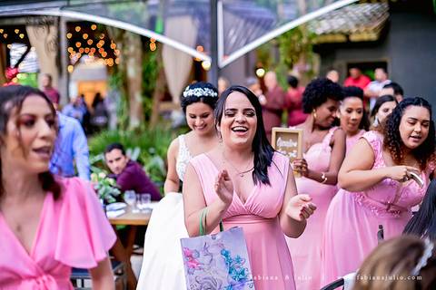 mariana assis, noivas, bella noiva, ahazzo atelies, fotografia para sempre, claudete bem casados, anel de casamento, noiva simples, noiva linda, noiva classica, buquet de flores, joy santos buquet, make suave para noiva, espaço dieters'