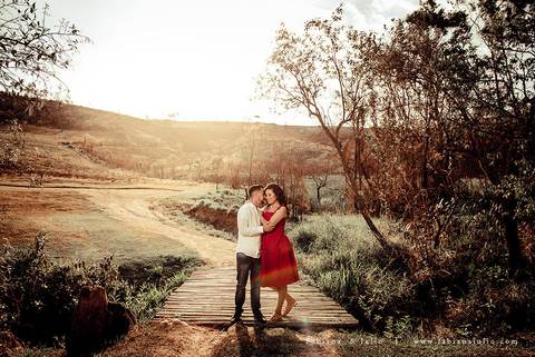 ensaio de casal, vestido vermelho, vinicula, ensaio na vinicula, ensaio externo de casal, lugares diferentes para ensaio de casal, lugares rusticos para ensaio de casal, fotografia para sempre, fabiana e julio para sempre, pré wedding ensaio de casal, ves'