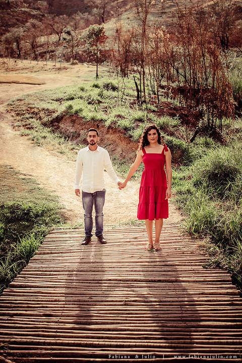 ensaio de casal, vestido vermelho, vinicula, ensaio na vinicula, ensaio externo de casal, lugares diferentes para ensaio de casal, lugares rusticos para ensaio de casal, fotografia para sempre, fabiana e julio para sempre, pré wedding '