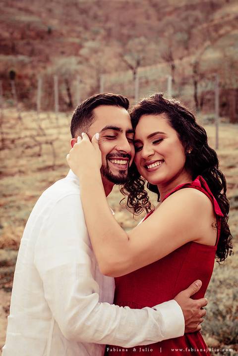 ensaio de casal, vestido vermelho, vinicula, ensaio na vinicula, ensaio externo de casal, lugares diferentes para ensaio de casal, lugares rusticos para ensaio de casal, fotografia para sempre, fabiana e julio para sempre, pré wedding '
