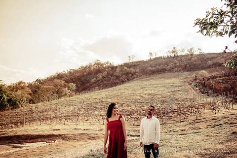 ensaio de casal, vestido vermelho, vinicula, ensaio na vinicula, ensaio externo de casal, lugares diferentes para ensaio de casal, lugares rusticos para ensaio de casal, fotografia para sempre, fabiana e julio para sempre, pré wedding '