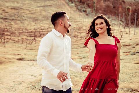 ensaio de casal, vestido vermelho, vinicula, ensaio na vinicula, ensaio externo de casal, lugares diferentes para ensaio de casal, lugares rusticos para ensaio de casal, fotografia para sempre, fabiana e julio para sempre, pré wedding '