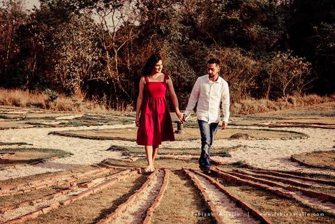 ensaio de casal, vestido vermelho, vinicula, ensaio na vinicula, ensaio externo de casal, lugares diferentes para ensaio de casal, lugares rusticos para ensaio de casal, fotografia para sempre, fabiana e julio para sempre, pré wedding '