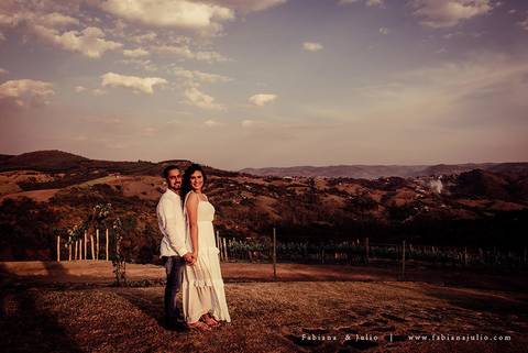 ensaio de casal, vestido vermelho, vinicula, ensaio na vinicula, ensaio externo de casal, lugares diferentes para ensaio de casal, lugares rusticos para ensaio de casal, fotografia para sempre, fabiana e julio para sempre, pré wedding '